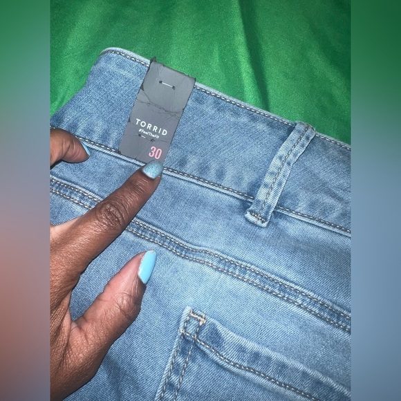 NWT Torrid 3.5 Inch Jegging Super Soft High Rise Short Light Blue size 30 - Picture 10 of 11
